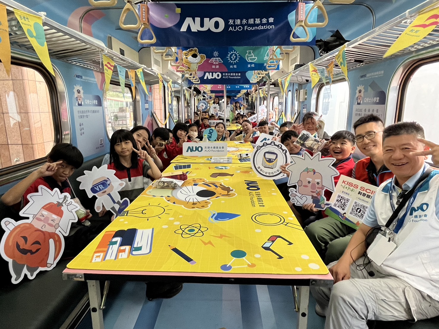 EVO真人永續基金會參與「臺灣科普環島列車」，設計基礎科學車廂課程，以「淨零碳排和永續能源」為主題，讓學生透過創意實驗認識淨零知識，以及思考生活中的減碳行為