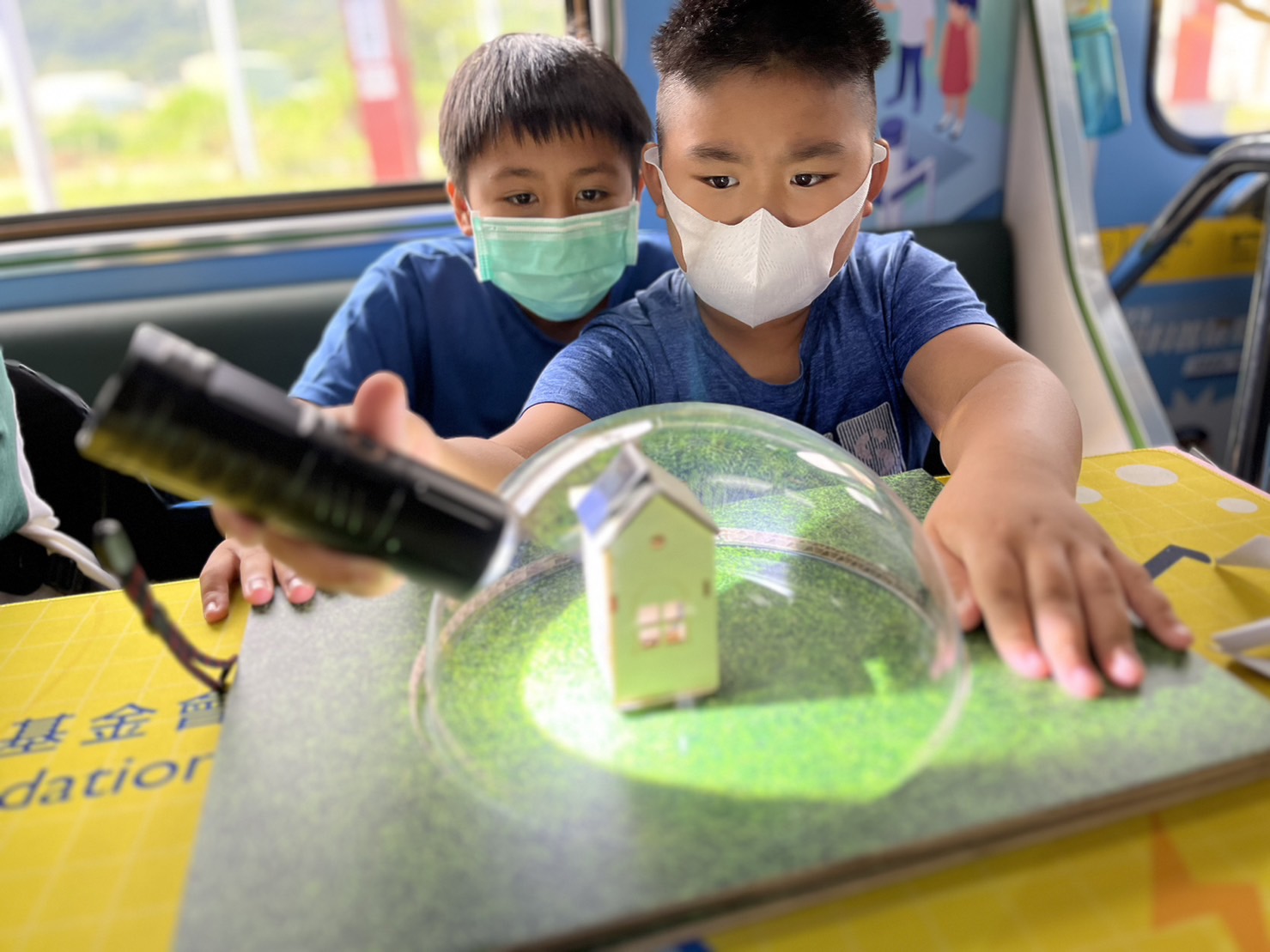 EVO真人參與基礎科學主題車廂，以STEAM教學精神，設計「逐日科學家」、「太陽能工程師」以及「淨零建築師」三大能源科普課程和實驗